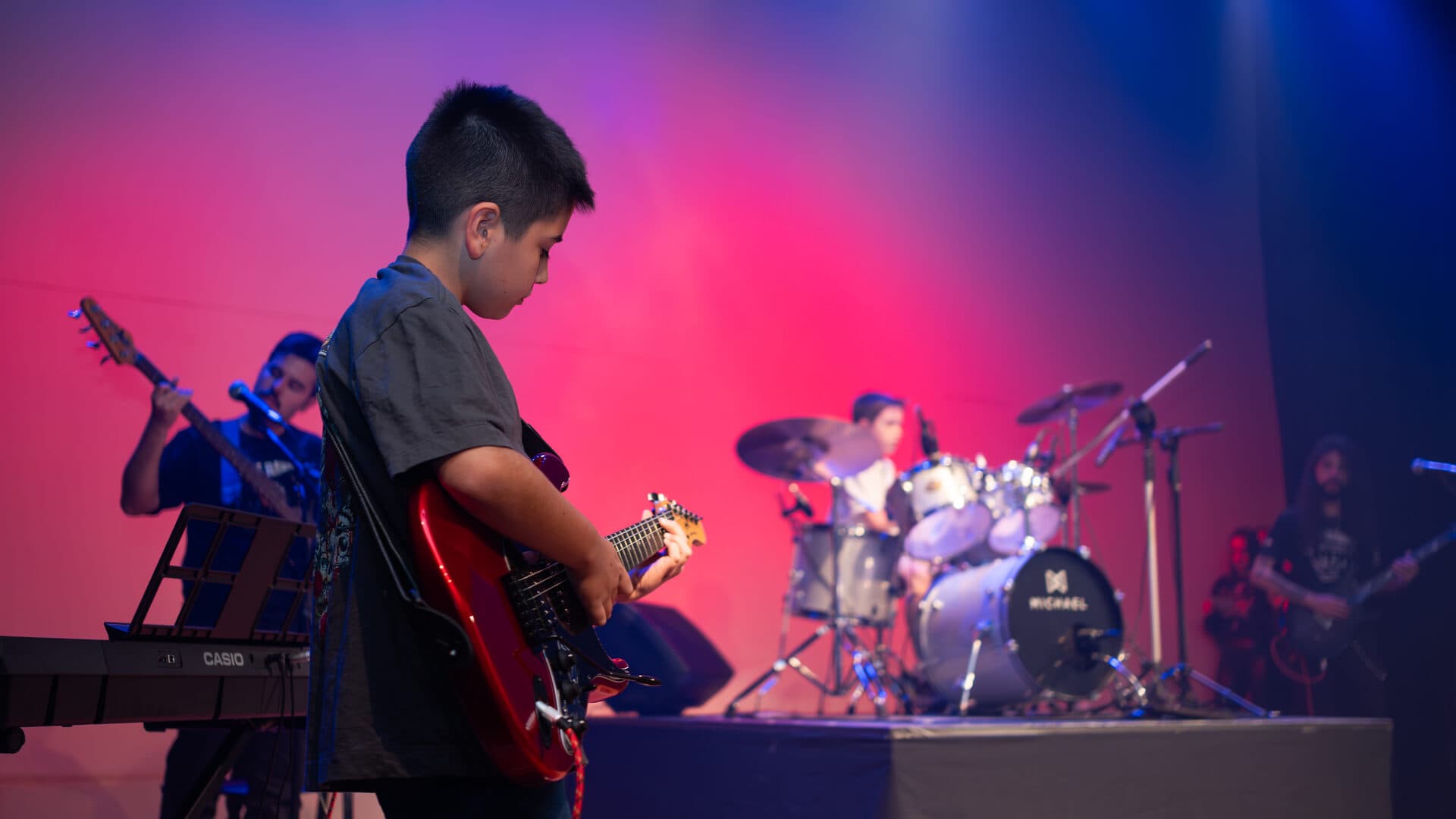 Alunos da Novo Acorde se apresentando no palco do espetáculo Reis e Rainhas da Música